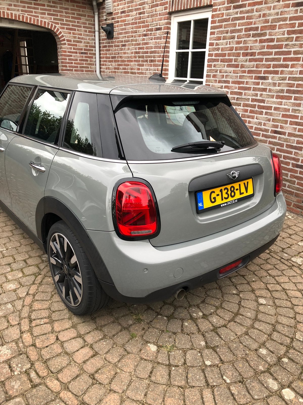 Mini 5-deurs (f55) 1.5 102pk Aut 2019 Grijs, Auto's, 1195 kg, Particulier, 3 cilinders, Zilver of Grijs