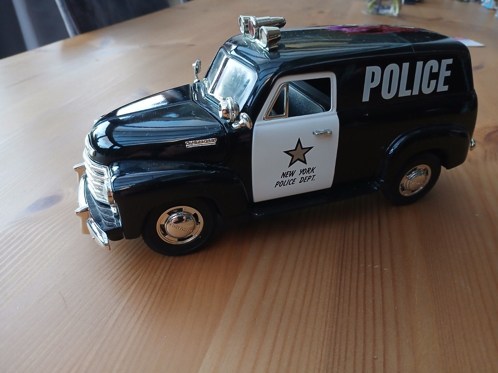 Mooi schaalmodel Chevrolet Panel Truck 1950 New York Police, Ophalen of Verzenden, Zo goed als nieuw, Overige typen