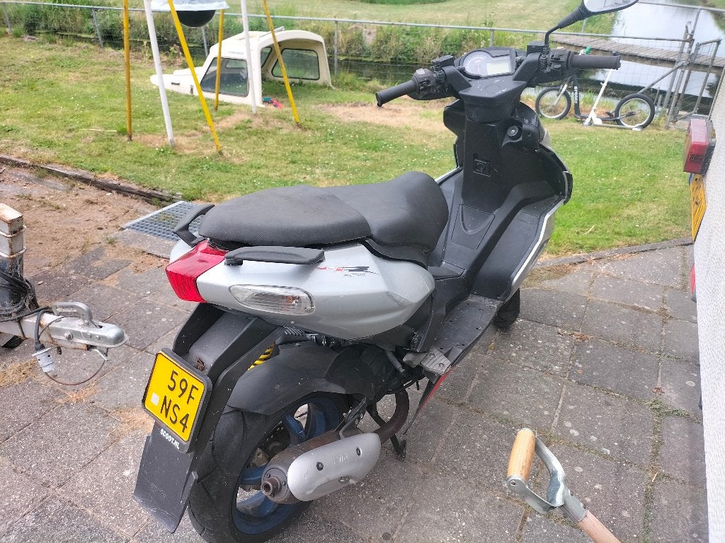 Aprilia sr50 Factory, Fietsen en Brommers, Ophalen, Gebruikt, Maximaal 45 km/u, SR 50