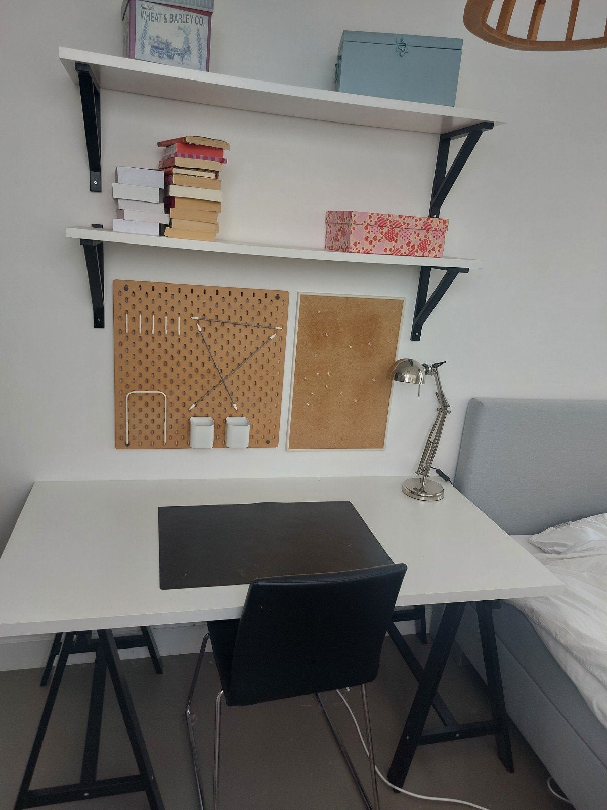Bureau, stoel, planken, bureaulamp en wandpaneel, Ophalen of Verzenden, IKEA