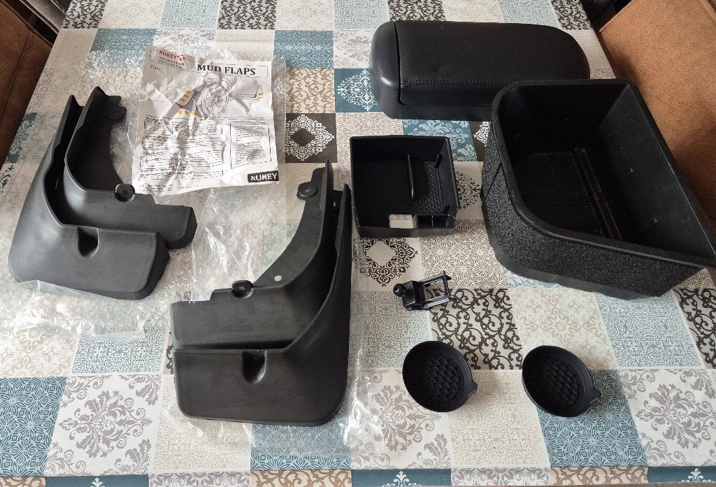 Toyota Corolla Cross accessoires armsteun, spatlappen, enz, Auto diversen, Ophalen