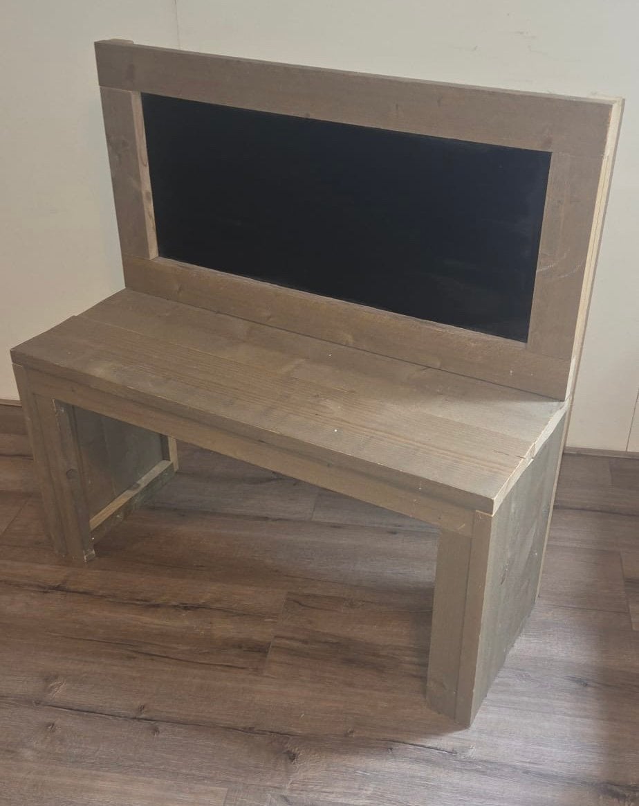 Bureau met krijtbord., Kinderen en Baby's, Kinderkamer | Tafels en Stoelen, Ophalen of Verzenden, Zo goed als nieuw, Tafel(s) en Stoel(en)