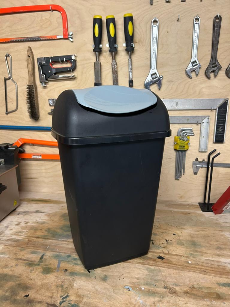 Grijze prullenbak 15 liter, Huis en Inrichting, Woonaccessoires | Prullenbakken, Ophalen, Zo goed als nieuw, Kunststof, Minder dan 50 cm