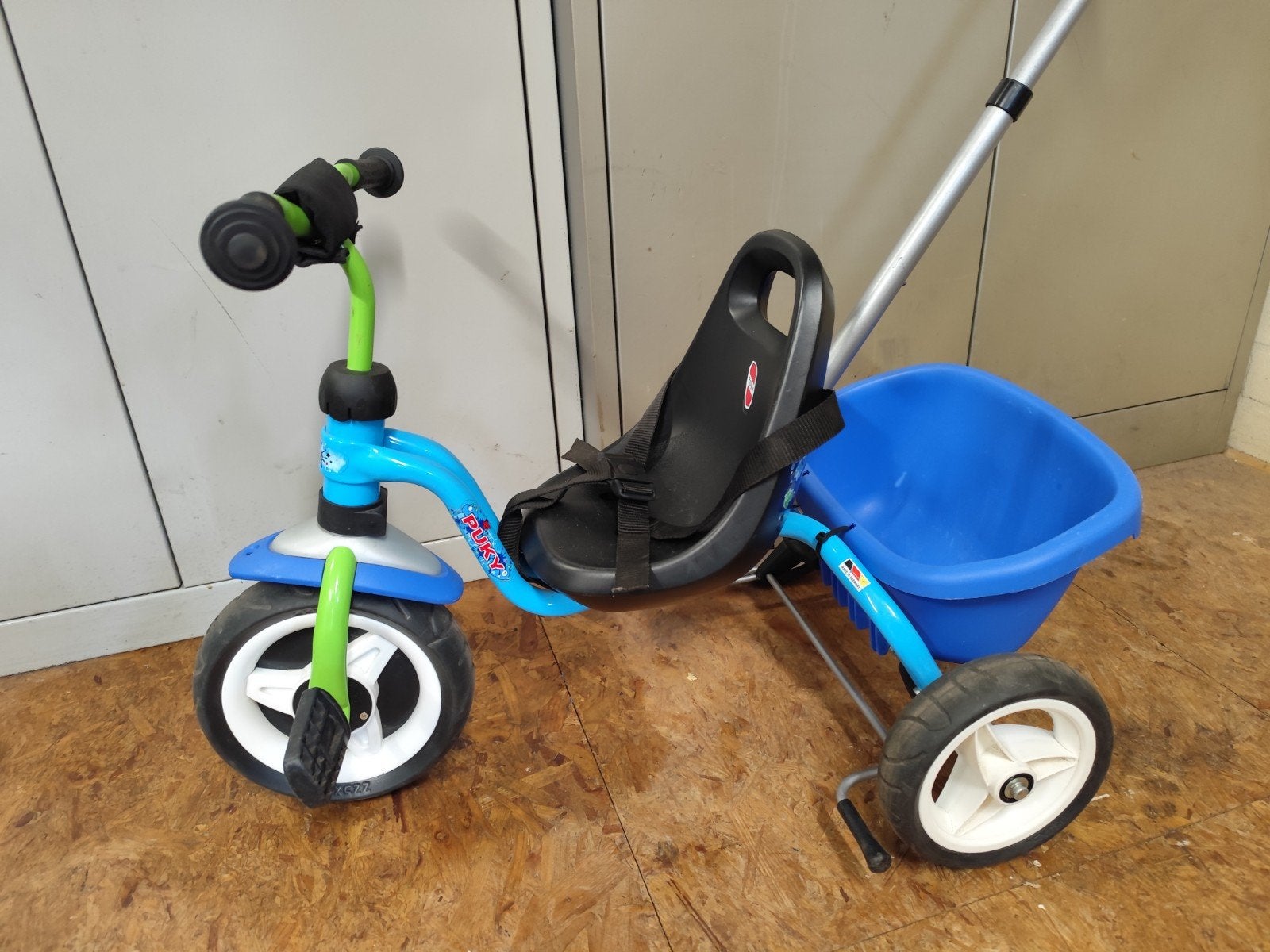 Puky driewieler met duwstang en kiepbakje, Fietsen en Brommers, Ophalen, Gebruikt, Puky, Terugtraprem
