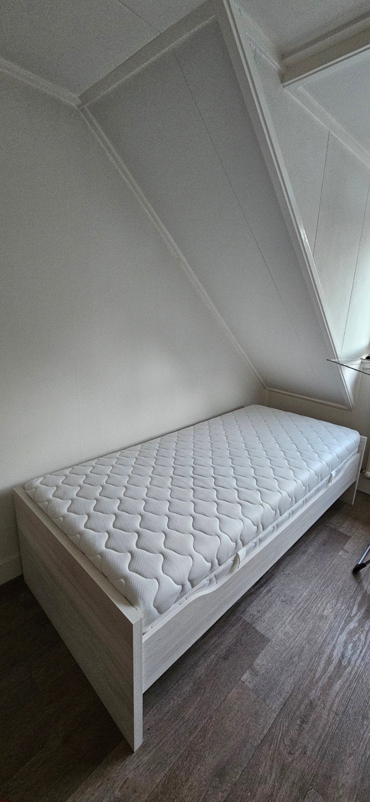 Eenpersoonsbed met lattenbodem en matras 90x200 cm, Ophalen, 90 cm, Zo goed als nieuw, 200 cm
