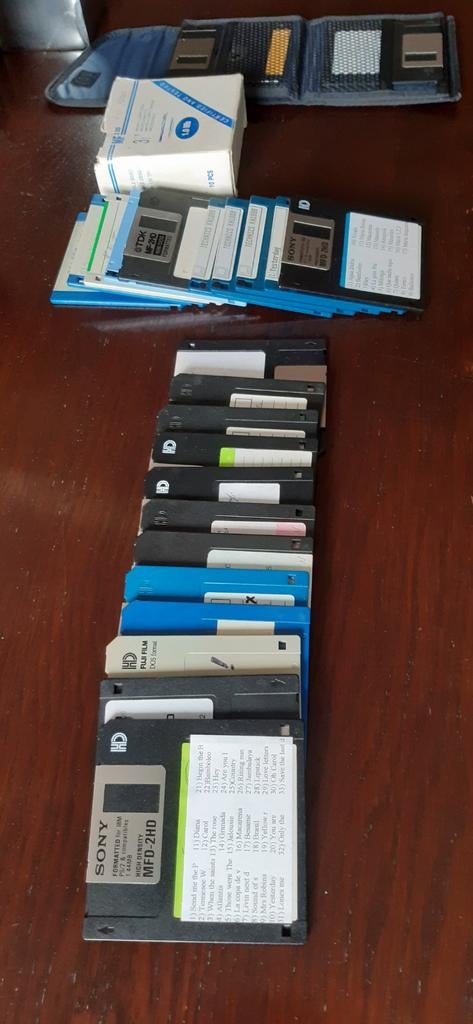 Partij diskettes, Ophalen of Verzenden, Zo goed als nieuw, 61 toetsen, Overige merken