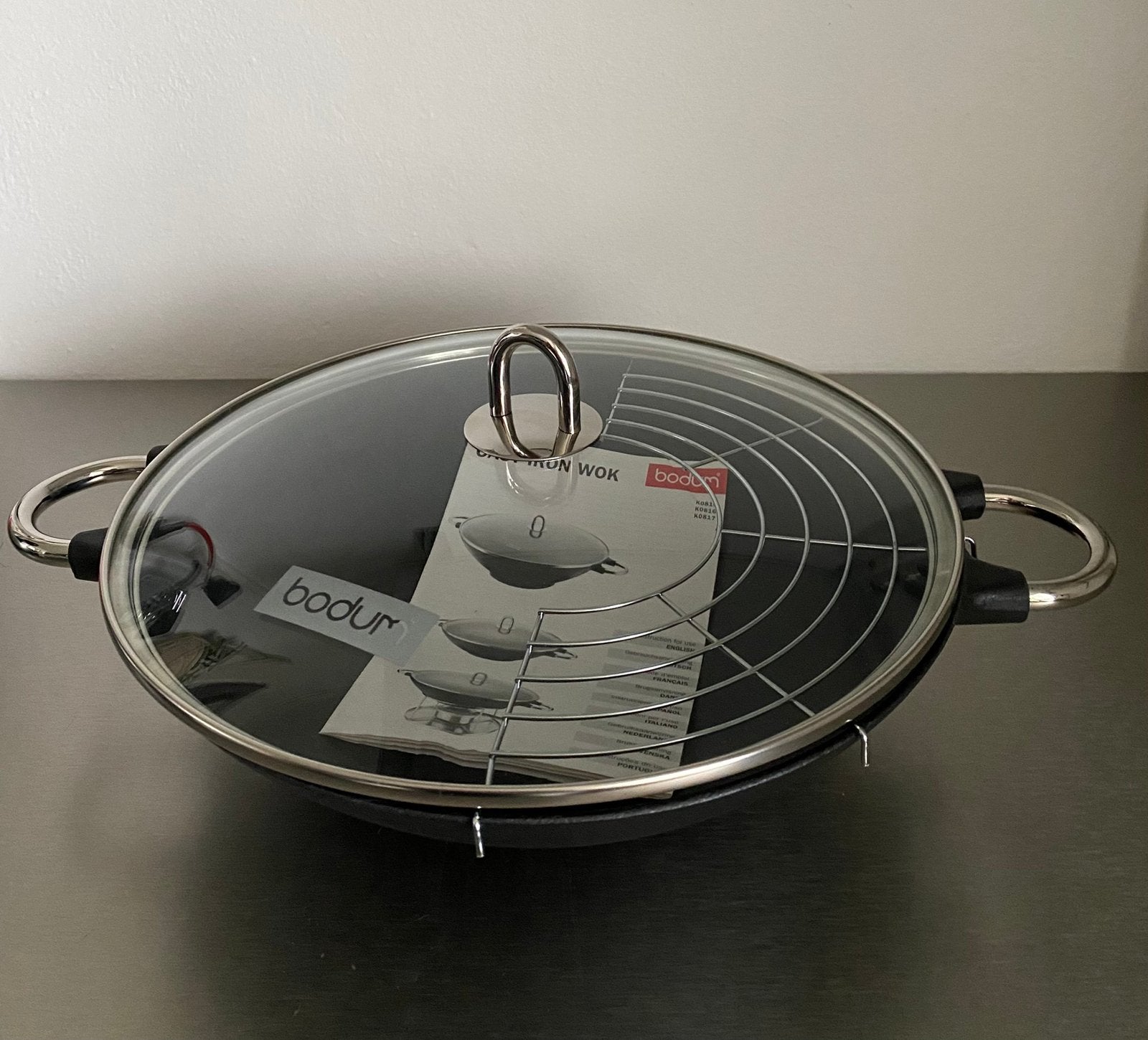 Bodum Gietijzer Wokpan met glazen deksel. Helemaal nieuw!!, Huis en Inrichting, Keuken | Potten en Pannen, Ophalen of Verzenden
