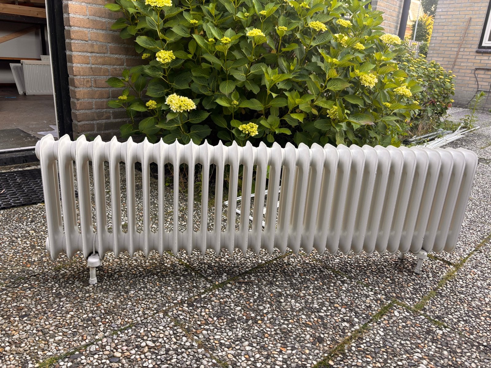 Vintage lamellen radiator - staand - 142x13x44 cm, Doe-het-zelf en Verbouw, Verwarming en Radiatoren, Ophalen, 30 tot 80 cm, Radiator