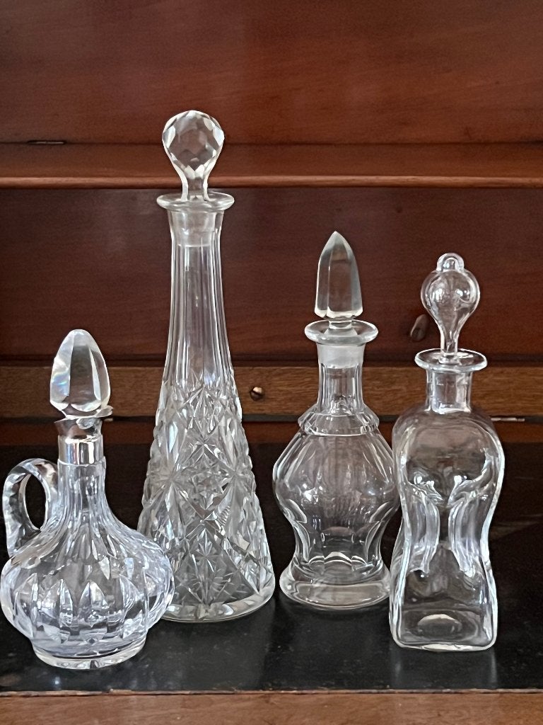 4 LIKEUR/DRESSING KARAFJES, 1 MET ZILVEREN MONTUUR, Verzenden
