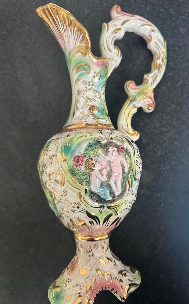 Antieke Capodimonte vaas met cherubijnen en goudaccenten, Ophalen of Verzenden