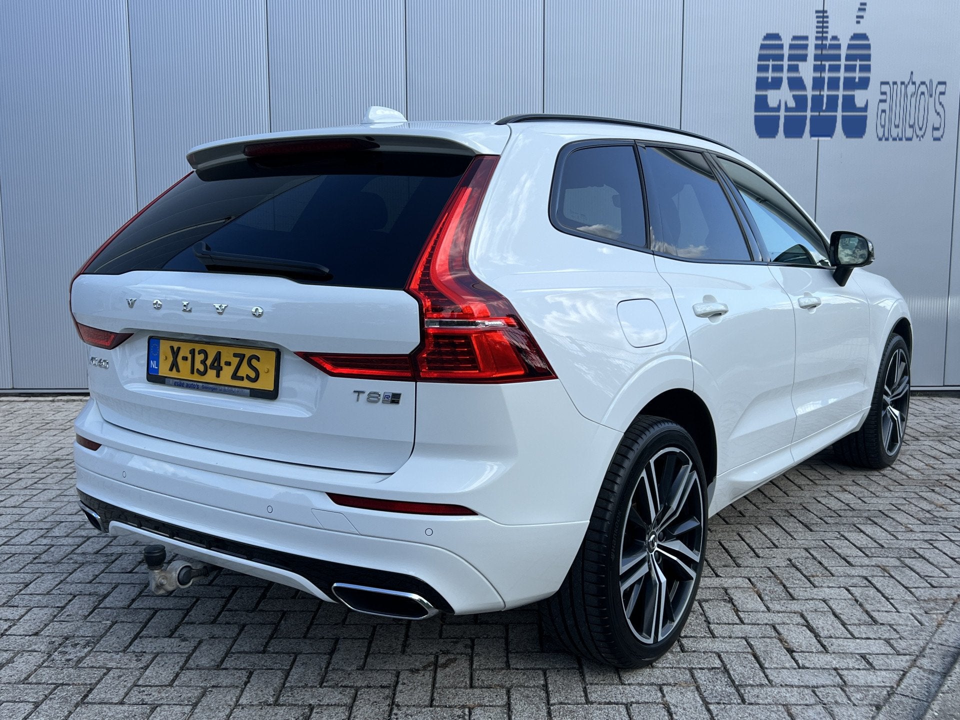 Volvo XC60 2.0 T8 392 pk Recharge AWD R-Design Trekhaak Napp, Automaat, Gebruikt, 4 cilinders, Wit
