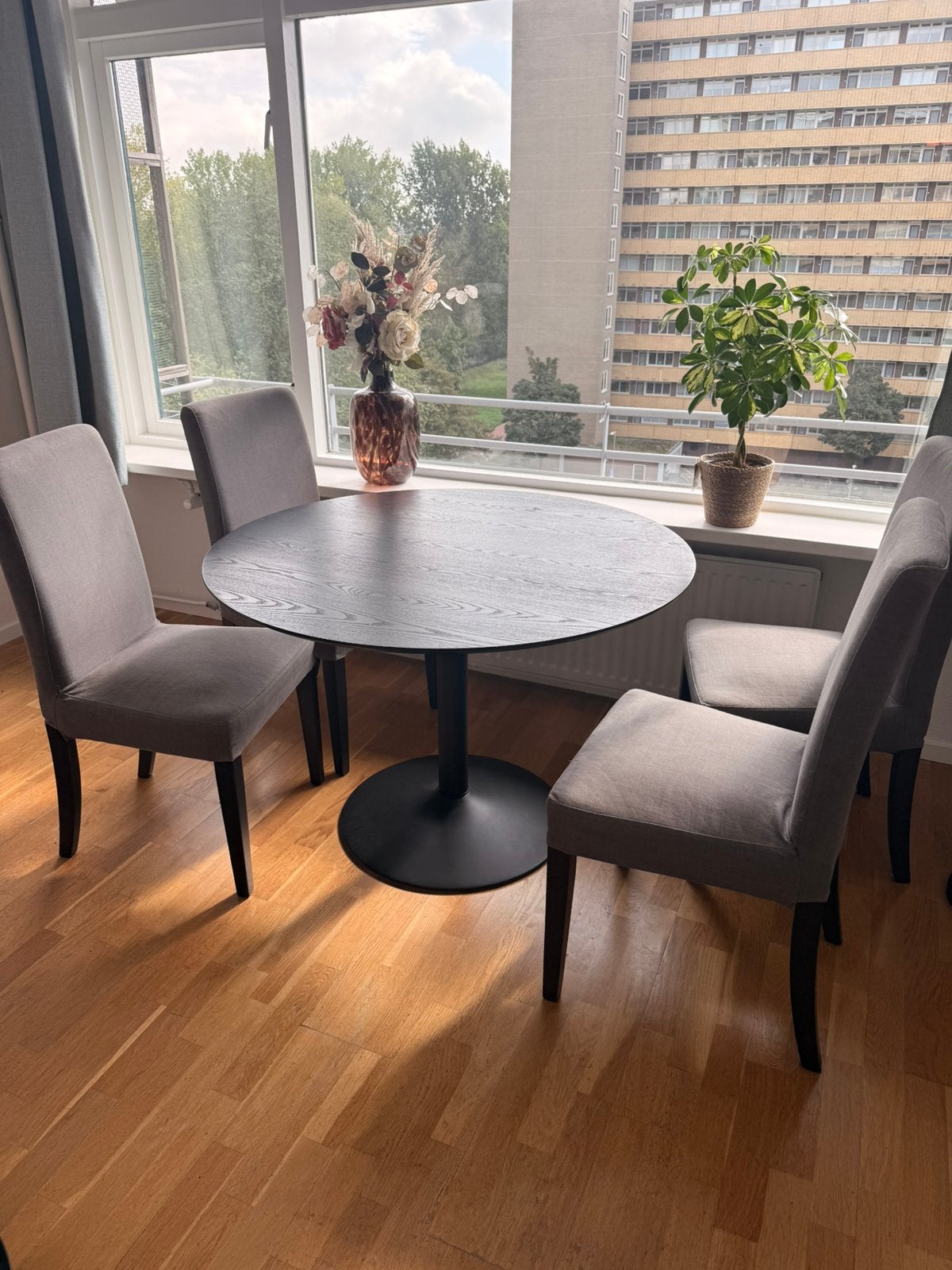 Mooie ronde zwarte tafel met 4 IKEA Henriksdal stoelen, Ophalen, 50 tot 100 cm, 100 tot 150 cm, Rond
