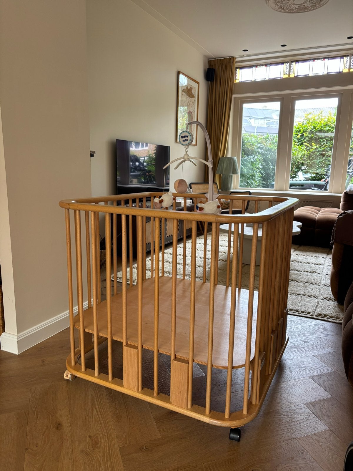 Houten Bopita baby box met wieltjes en verstelbare bodem, Kinderen en Baby's, Boxen, Ophalen, Gebruikt, Vierkant, In hoogte verstelbaar