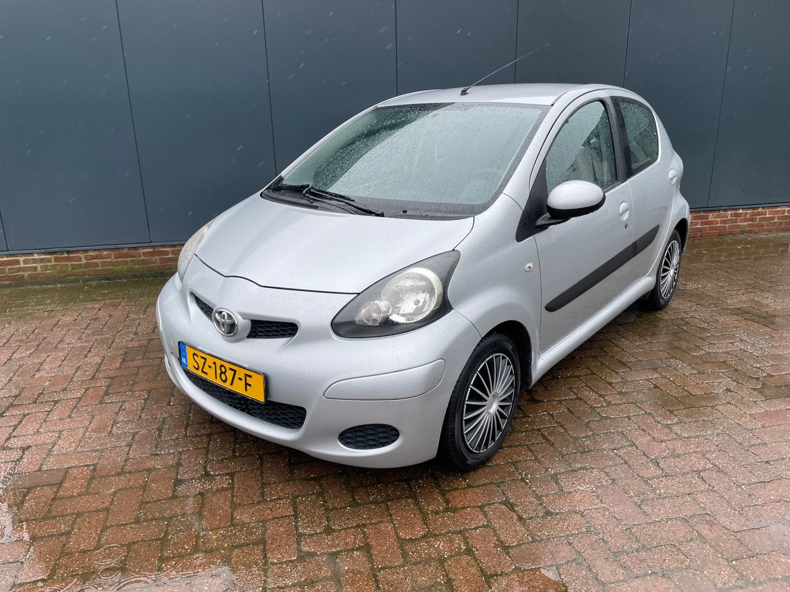 Toyota Aygo 1.0 12V Vvt-i 5DRS 2011 Grijs Airco, Voorwielaandrijving, Stof, Metallic lak, 4 stoelen