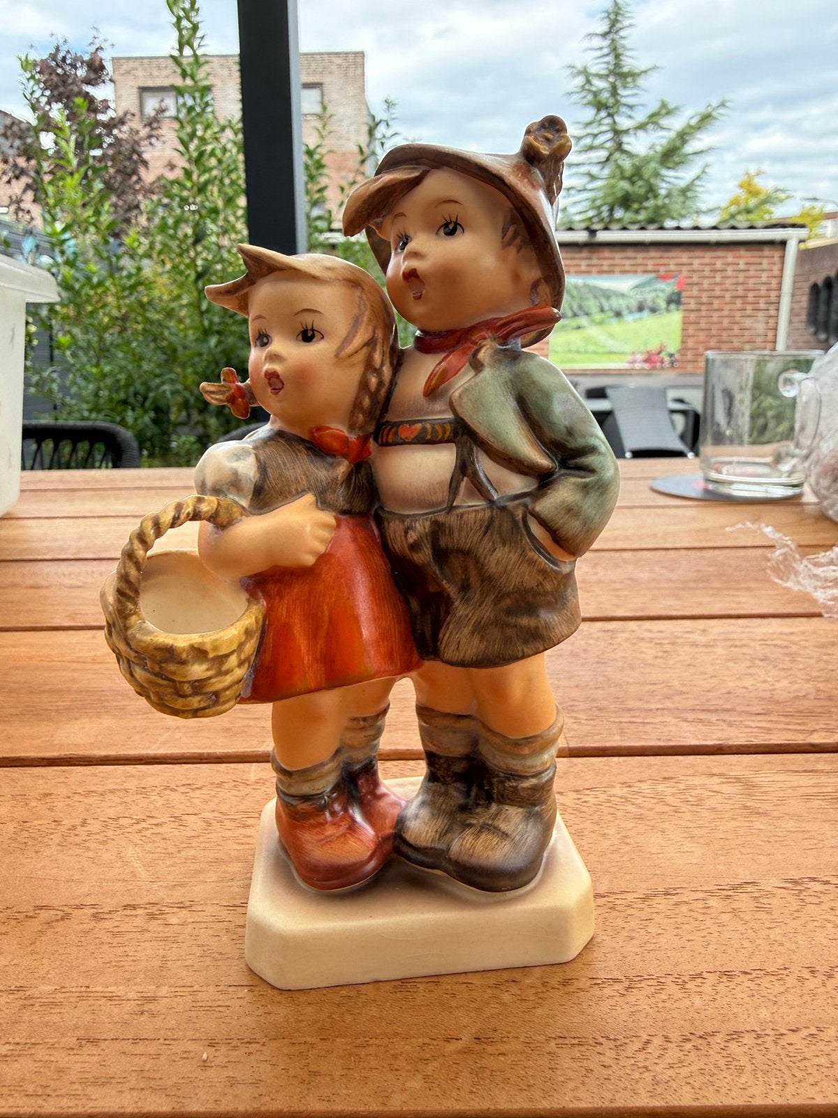 Vintage Hummel beeldje: Jongen en meisje met mandje, Ophalen of Verzenden, Gebruikt, Hummel