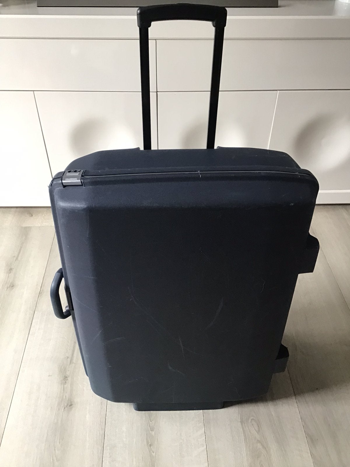 Grote blauwe American Tourister koffer/uitschuifbaar handvat, Sieraden, Tassen en Uiterlijk, Koffers, Wieltjes, Gebruikt, Grote blauwe American Tourister koffer/uitschuifbaar handvat