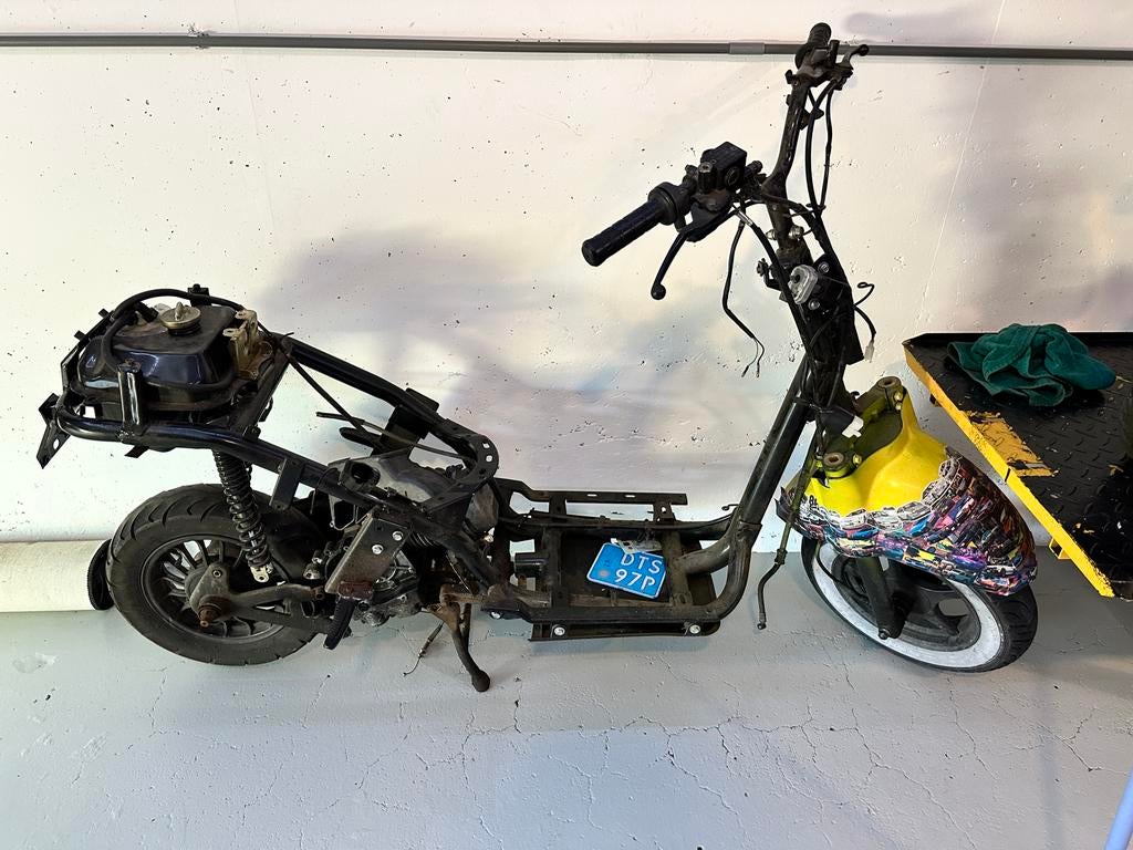 Scooter frame met kenteken en onderdelen, Ophalen, Gebruikt, Frame, Overige merken