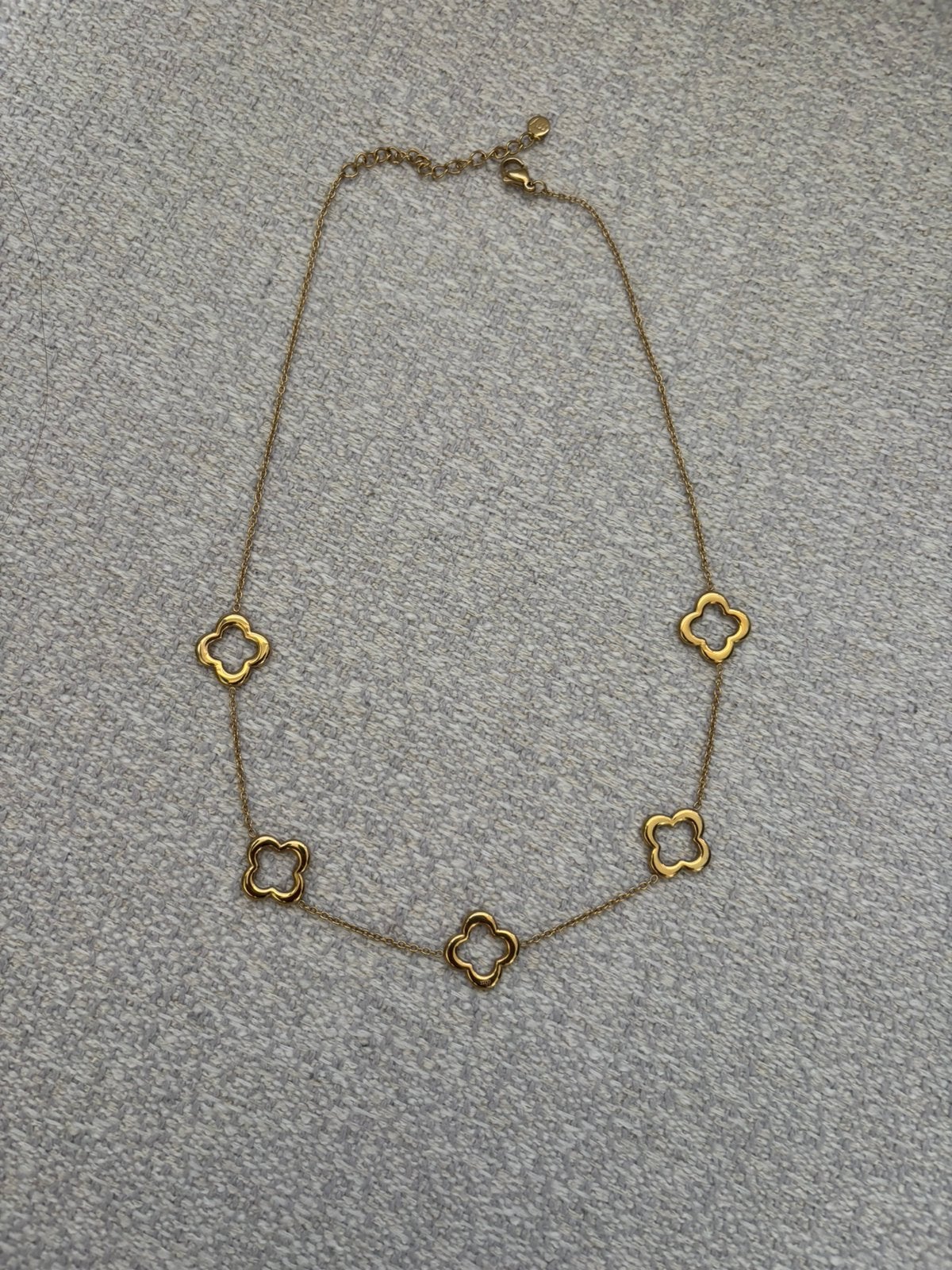 Goudkleurige ketting met klavers, Sieraden, Tassen en Uiterlijk, Kettingen, Ophalen of Verzenden, Zo goed als nieuw, Overige materialen