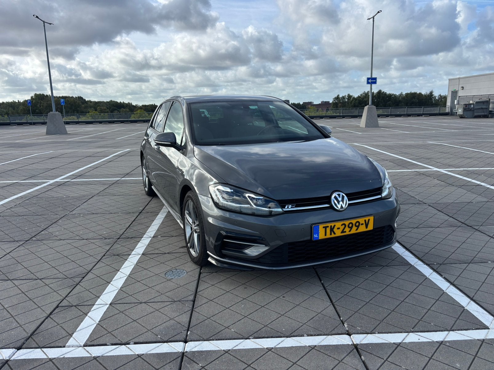 Volkswagen Golf 1.0 TSI 110pk 7-DSG 5D 2018 Grijs, Stof, Automatische klimaatregeling, 620 kg, Origineel Nederlands