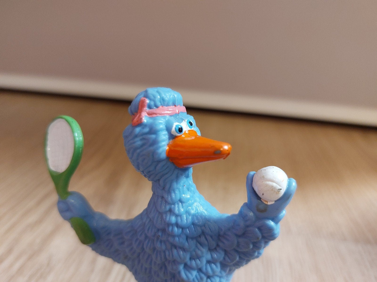 Sesamstraat Pino poppetje tennis 9 cm, Verzamelen, Ophalen of Verzenden