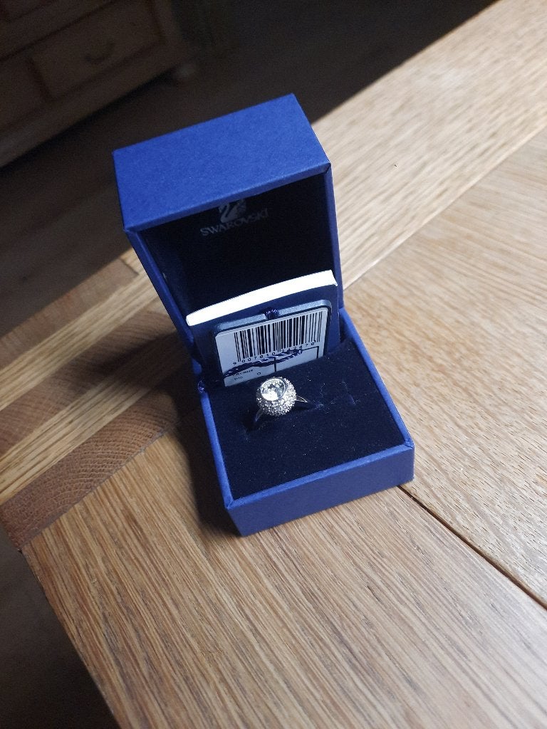 Swarovski ring.  In box met certificaat, Verzamelen, Ophalen of Verzenden, Zo goed als nieuw, Sieraad of Horloge