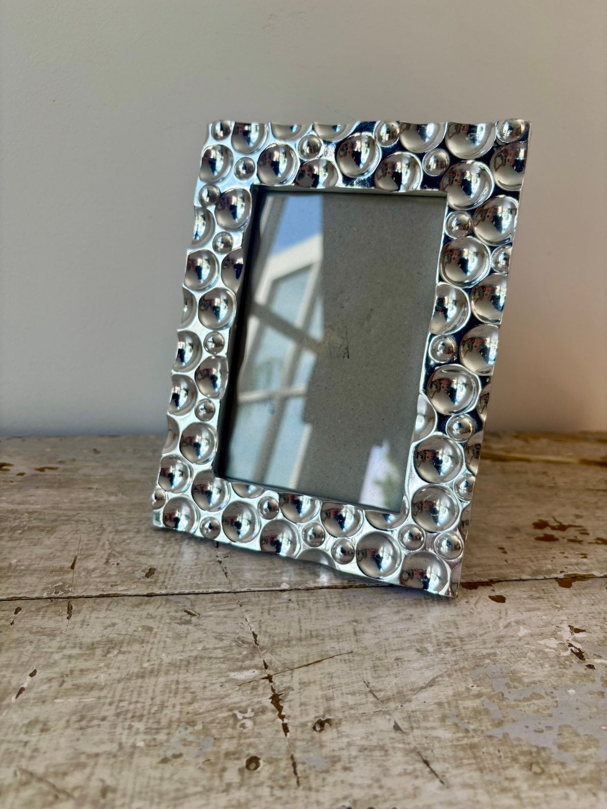 Zilverkleurige Vintage fotolijst met bellenpatroon, Audio, Tv en Foto, Fotografie | Fotolijsten, Zilver, Met glas, Standaard fotolijst