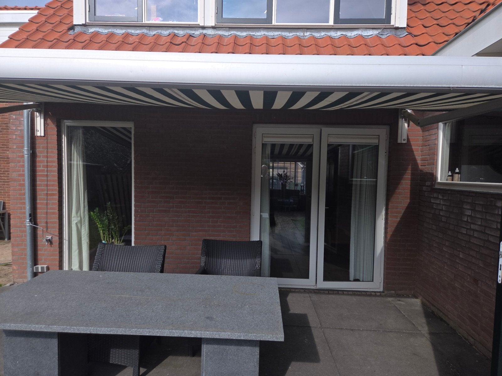Zonnescherm luifel 4.80m breed, 3m uitval, handbediend