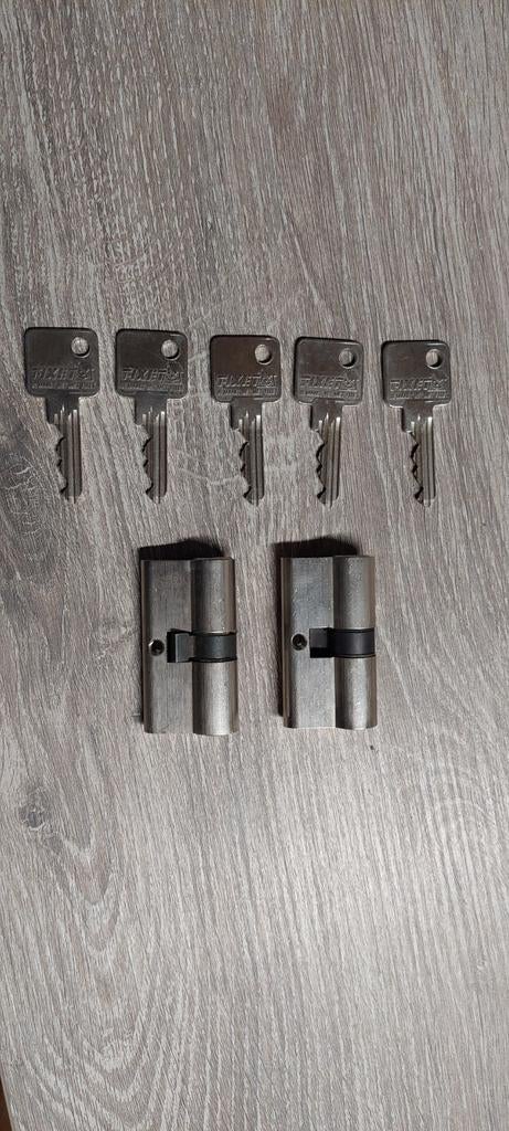 2 cilindersloten 30/30 gelijksluitend 5 sleutels, Ophalen of Verzenden, Slot