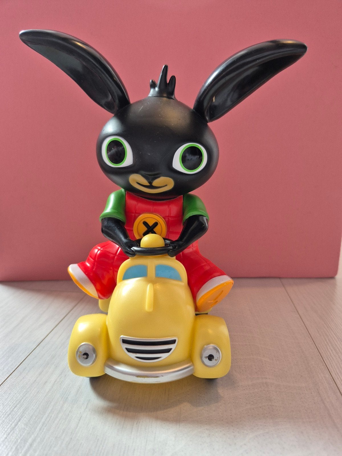Bing Konijn op Gele Auto Speelgoedfiguur, Kinderen en Baby's, Ophalen of Verzenden