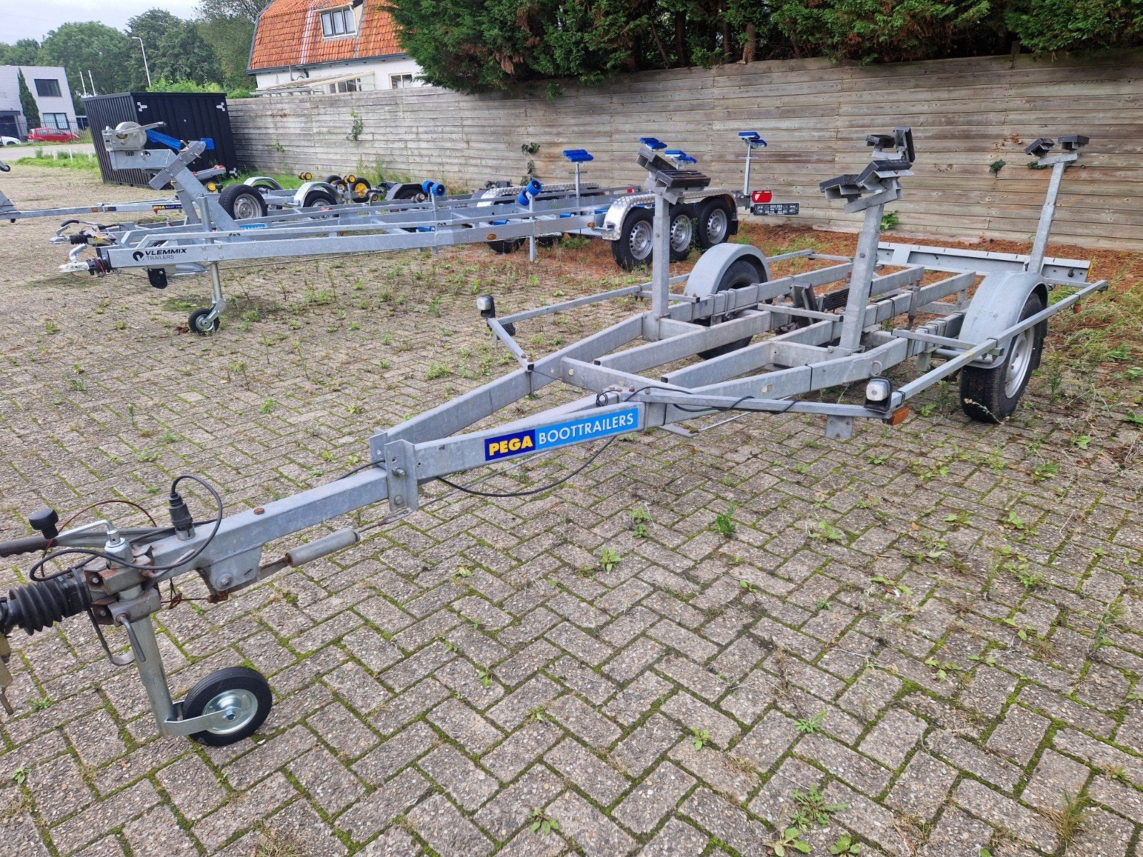 Pega kielboottrailer met gedeelde as en kenteken, Watersport en Boten, Minder dan 1500 kg, Gebruikt, Verstelbare verlichting, 6 tot 9 meter