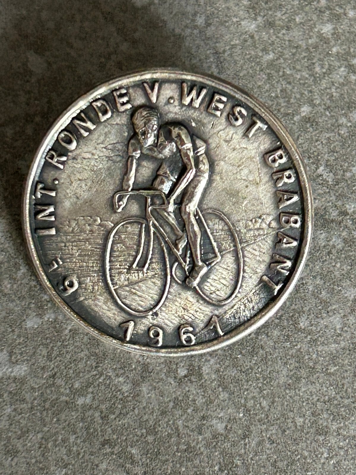 Wielerronde West Brabant 1961 broche speldje, Verzamelen, Speldjes, Pins en Buttons, Ophalen of Verzenden, Sport, Speldje of Pin
