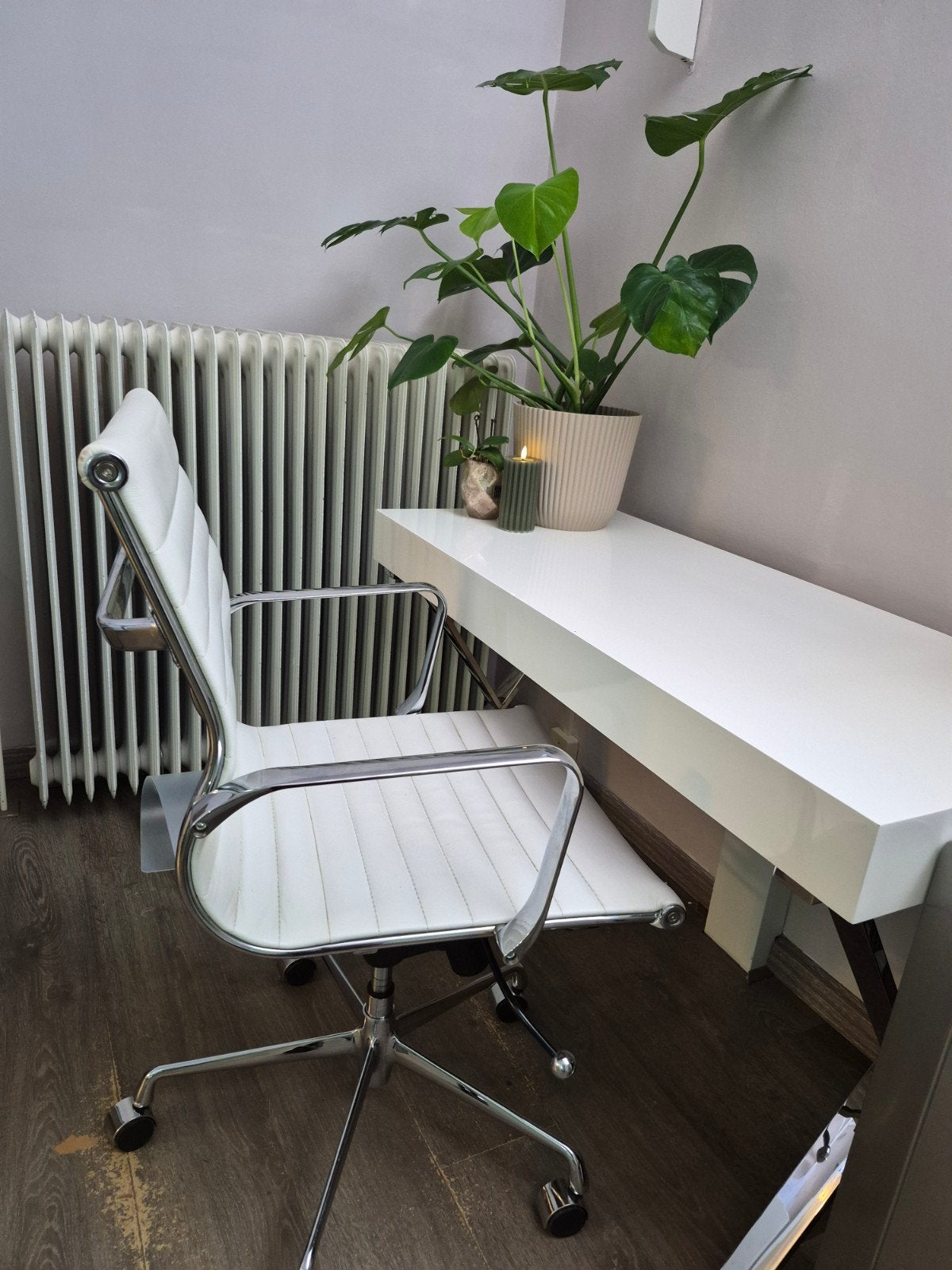 Witte Bureaustoel met Chrome Onderstel, Ophalen, Zo goed als nieuw, Wit