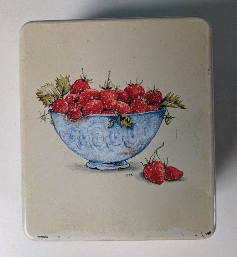 Blikje met een schaaltje aardbeien van Jet ter Steege, Ophalen of Verzenden, Gebruikt, Koek(jes), Overige merken