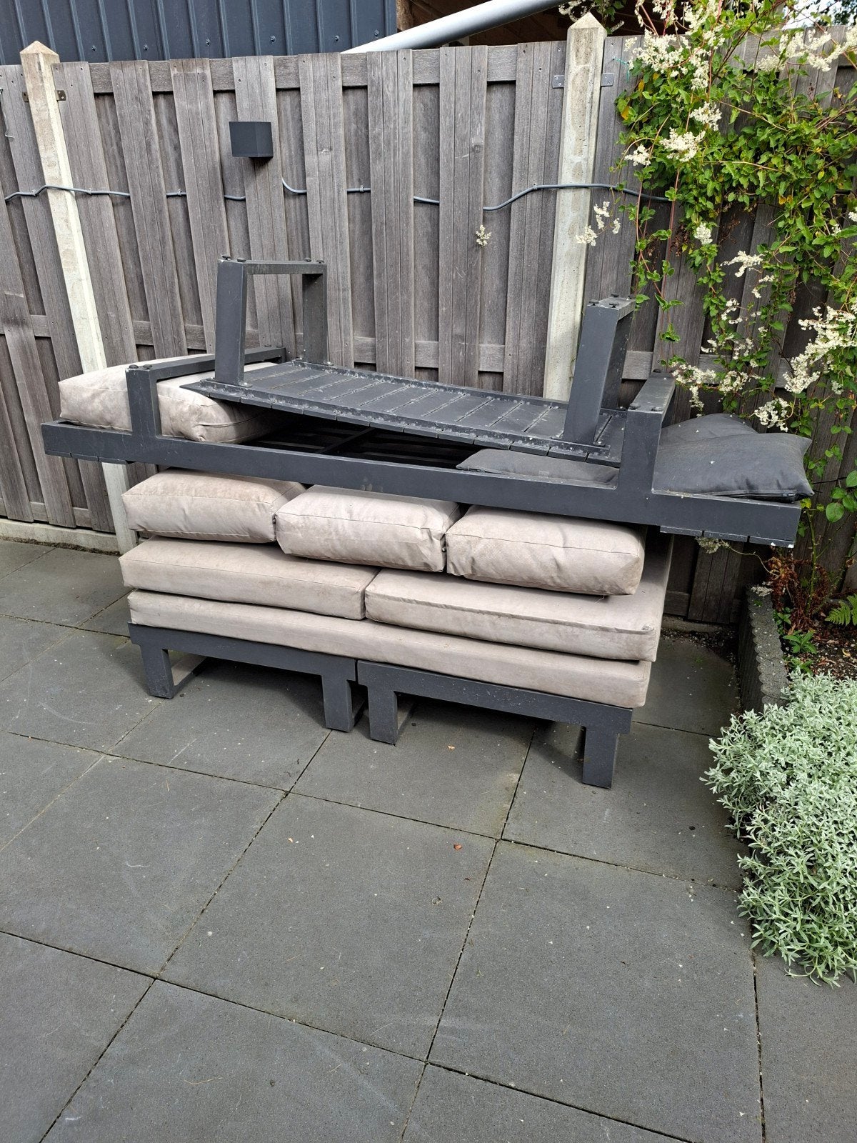 Gratis af te halen. 2 stoelen, zitbank en tafel.