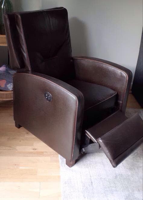 Comfortabele bruine leren relaxfauteuil electrisch bediend, Huis en Inrichting, Fauteuils, Gebruikt, Leer, 75 tot 100 cm, Ophalen