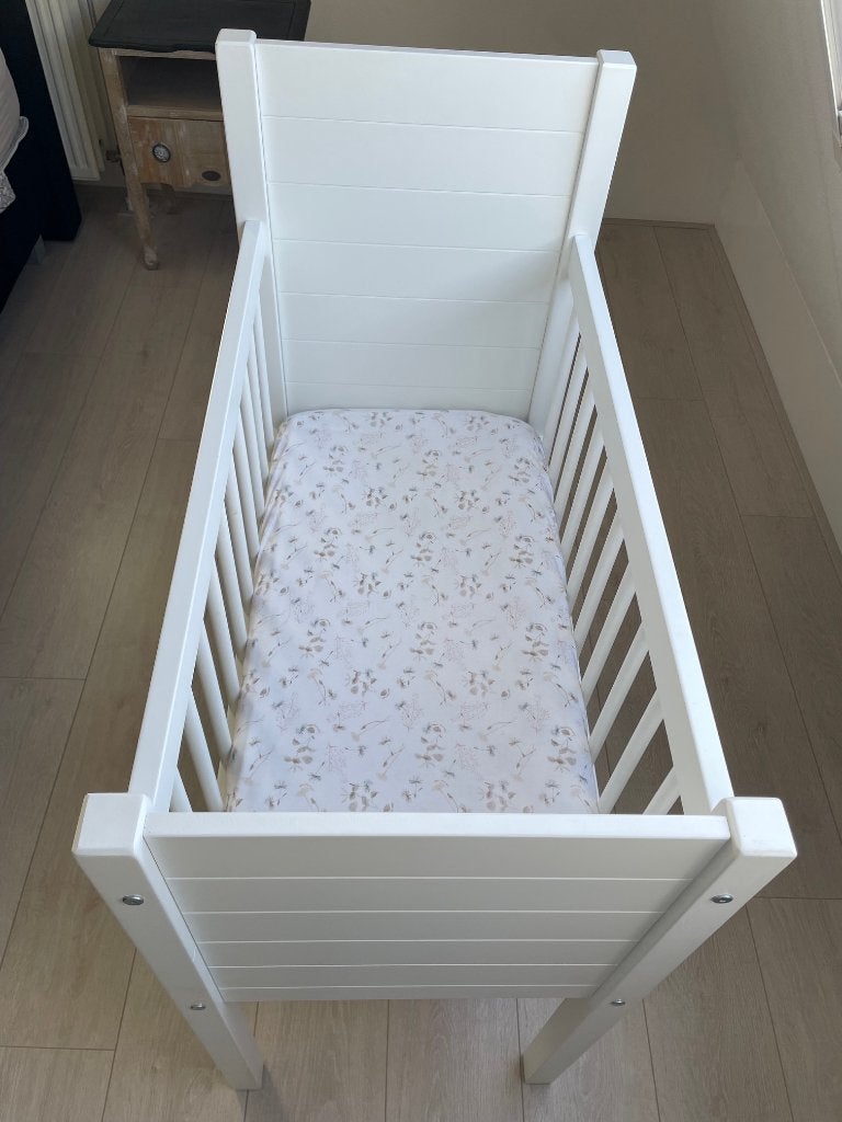 Witte babywieg/bed plus matras, Ophalen, Zo goed als nieuw, Minder dan 140 cm, Matras