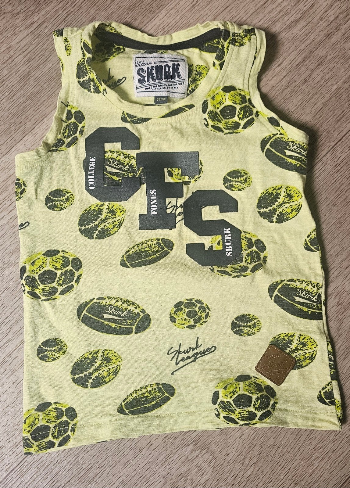 Geel mouwloos shirt met sportprint - Urban Skurk, Ophalen of Verzenden, Gebruikt, Urban Skurk, Jongen