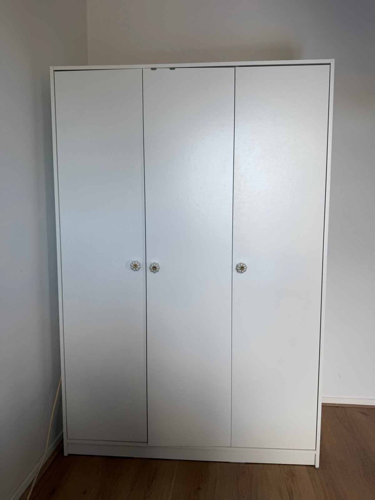 Ikea kast met 3 deuren en planken - wit, Ophalen, Overige materialen, Gebruikt, 100 tot 150 cm