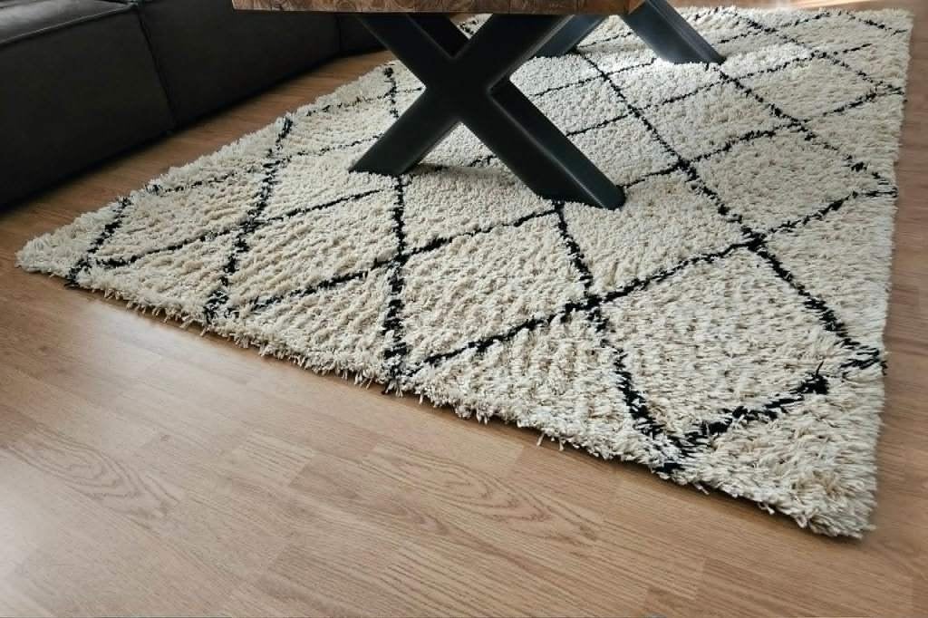 Groot beige hoogpolig vloerkleed met zwart ruitjespatroon, Ophalen, Gebruikt, Beige, 150 tot 200 cm