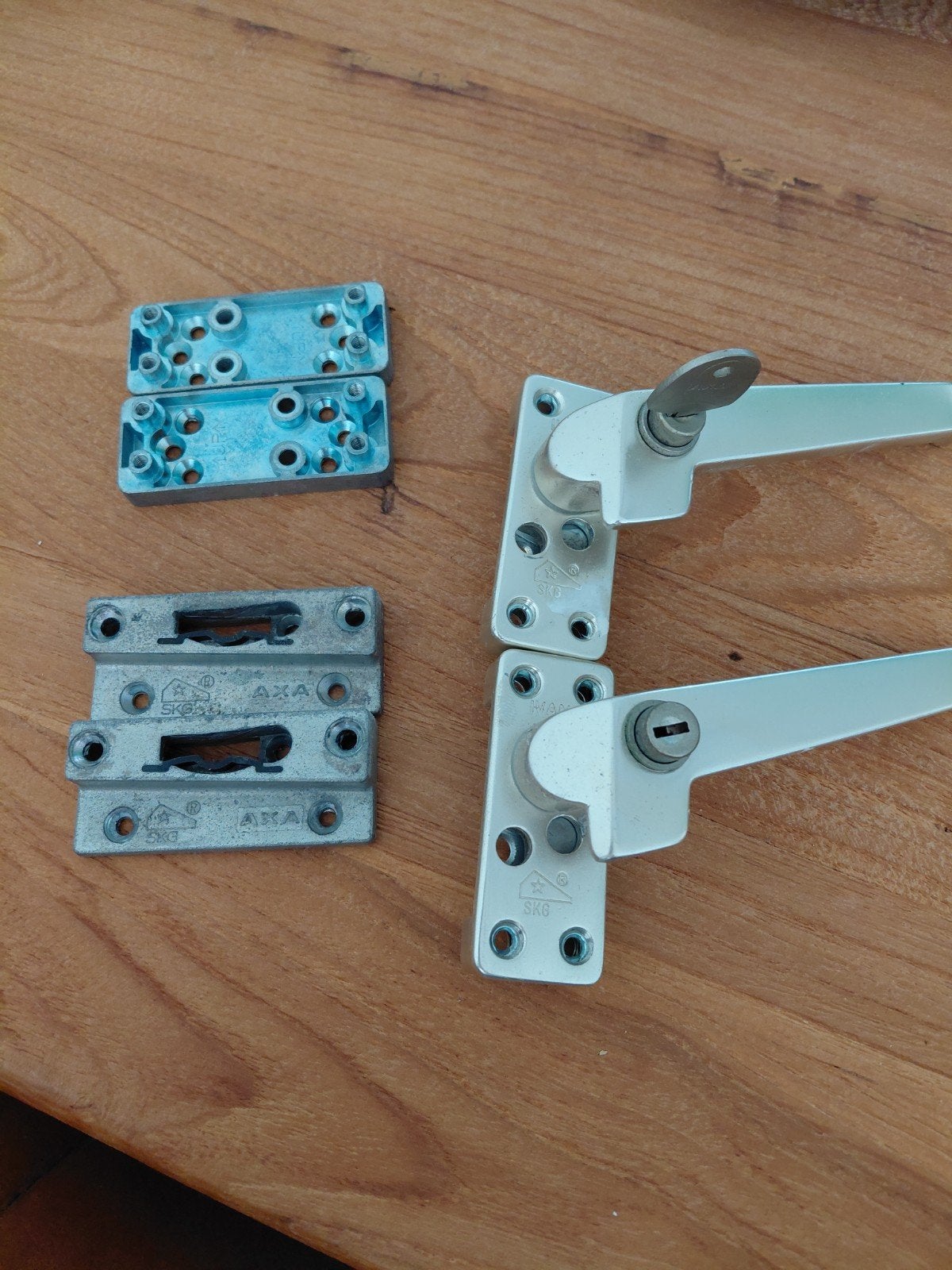 AXA Raamsluiting met slot - Rechts - Aluminium, Doe-het-zelf en Verbouw, Ophalen, Gebruikt, Overige materialen, Klink of Kruk