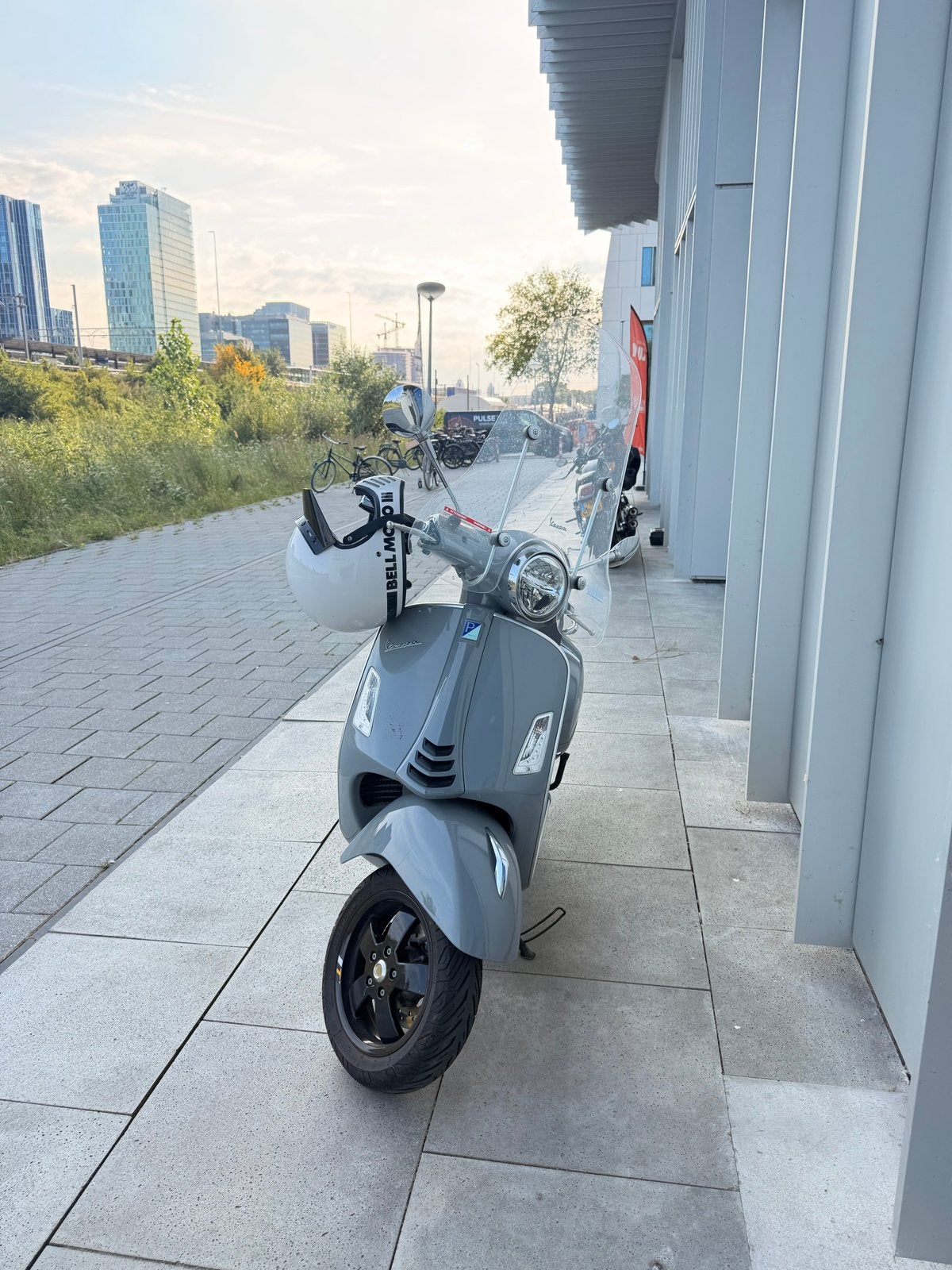 Vespa GTS 300 met hoog windscherm en Akrapovic demper, Scooter, Particulier, Automaat