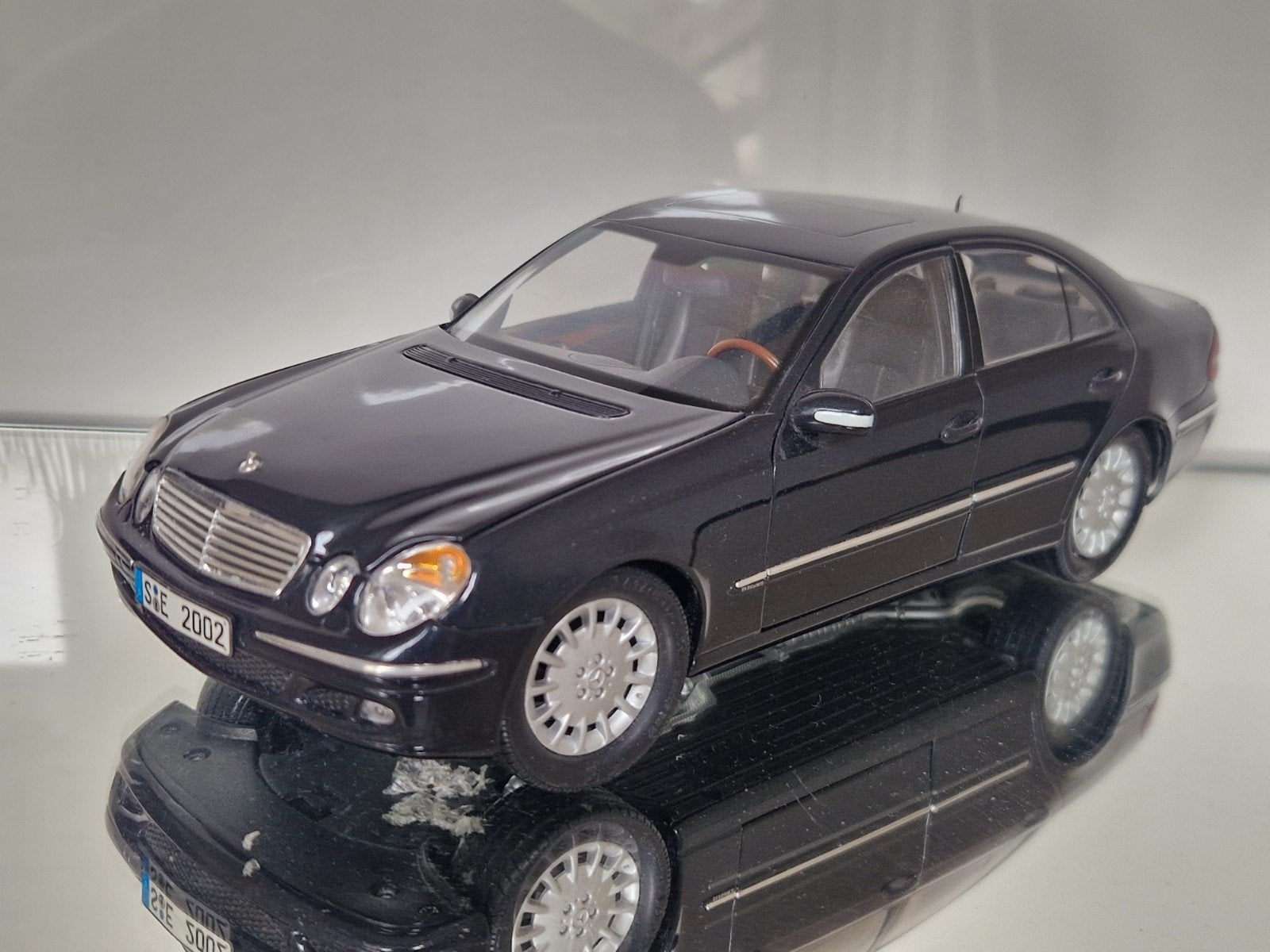 Kyosho Mercedes-Benz E-Klasse W211 1:18- Zwart (2002), Ophalen of Verzenden, Zo goed als nieuw, Auto, Overige merken