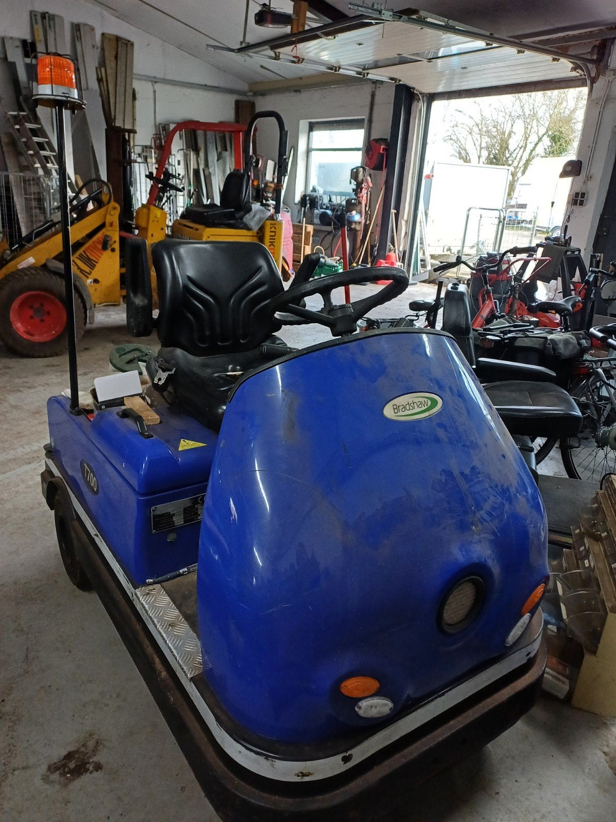 Spijkstaal Sleeptrekker T700 Opknapper met Oplader, Ophalen