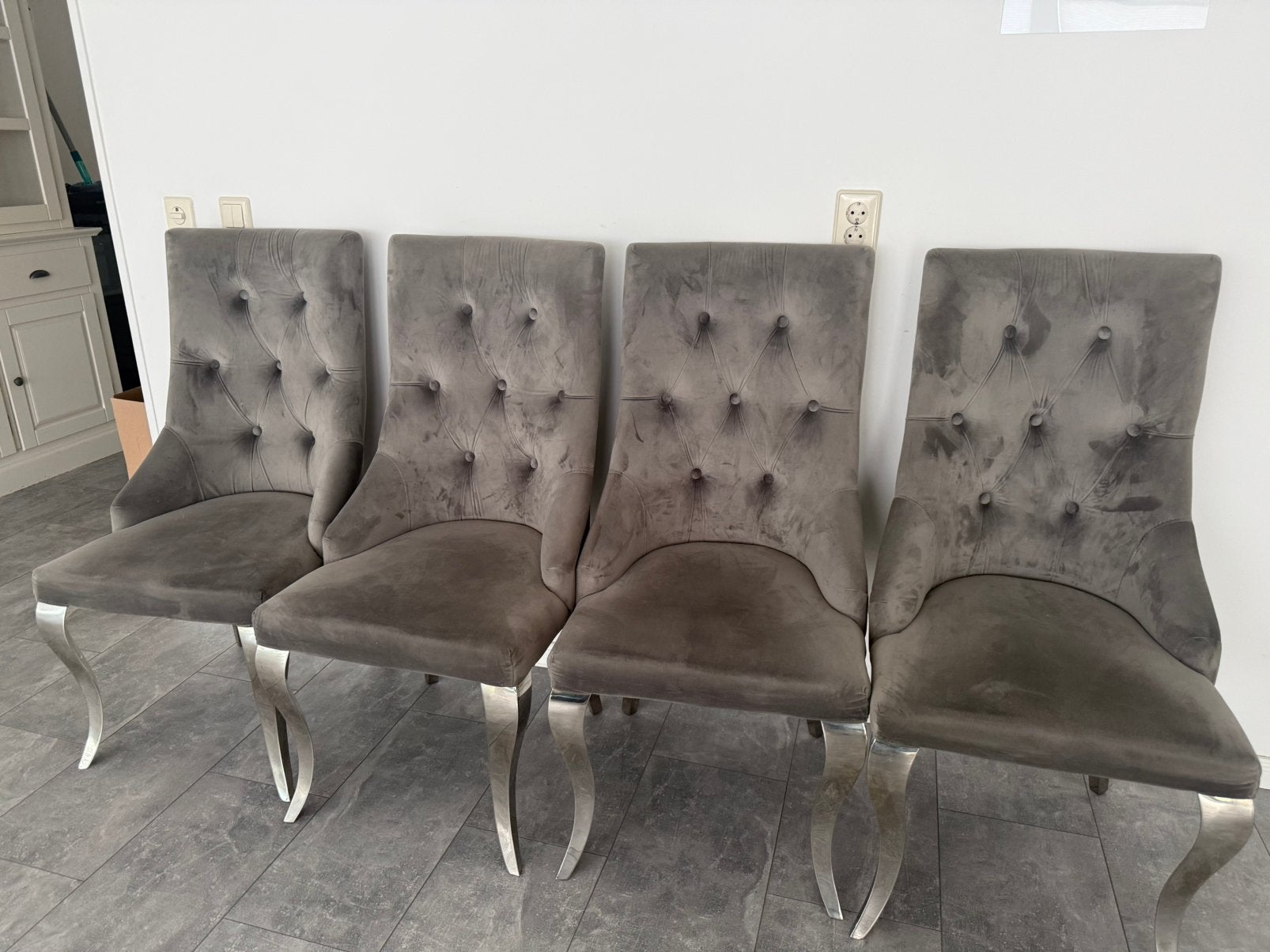 4 Luxe Eetkamerstoelen – Grijs Velvet, Huis en Inrichting, Stoelen, Ophalen of Verzenden, Zo goed als nieuw, Grijs, Vier