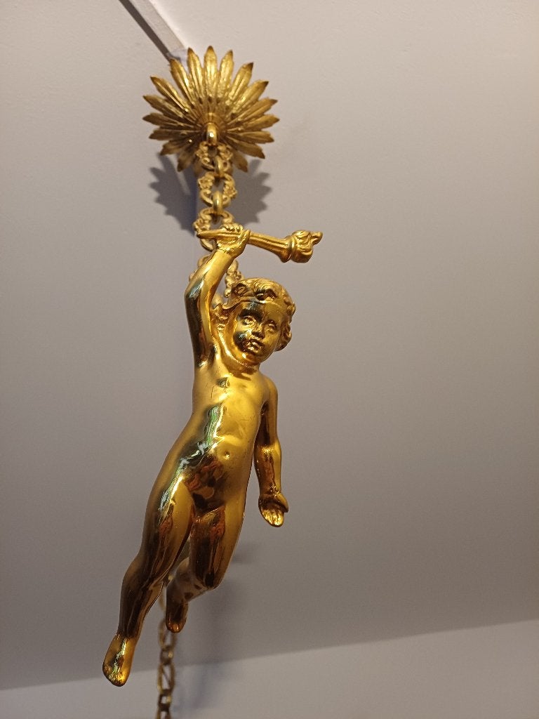 Antieke cherubijn of putto van verguld brons