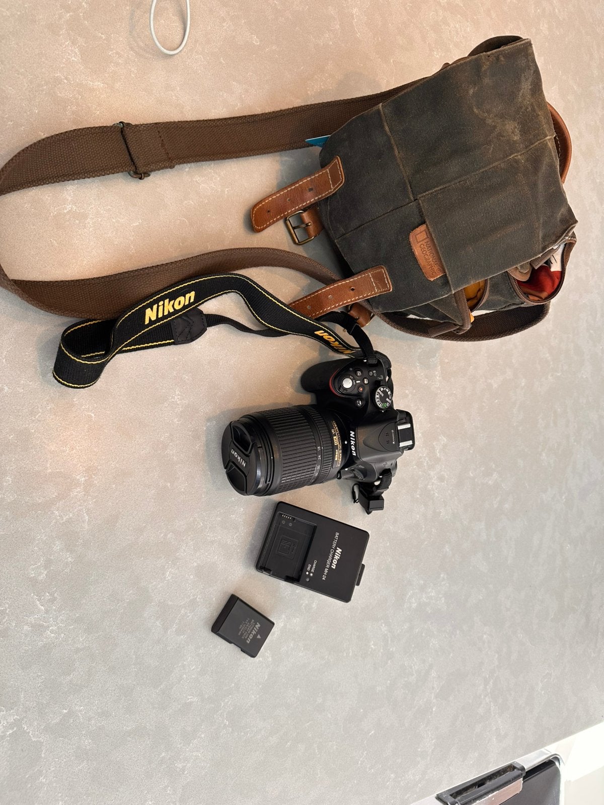 Complete Nikon D5200 set  -  18-140mm VR Lens + Wifi Adapter, Spiegelreflex, Ophalen of Verzenden, Zo goed als nieuw, 24 megapixels