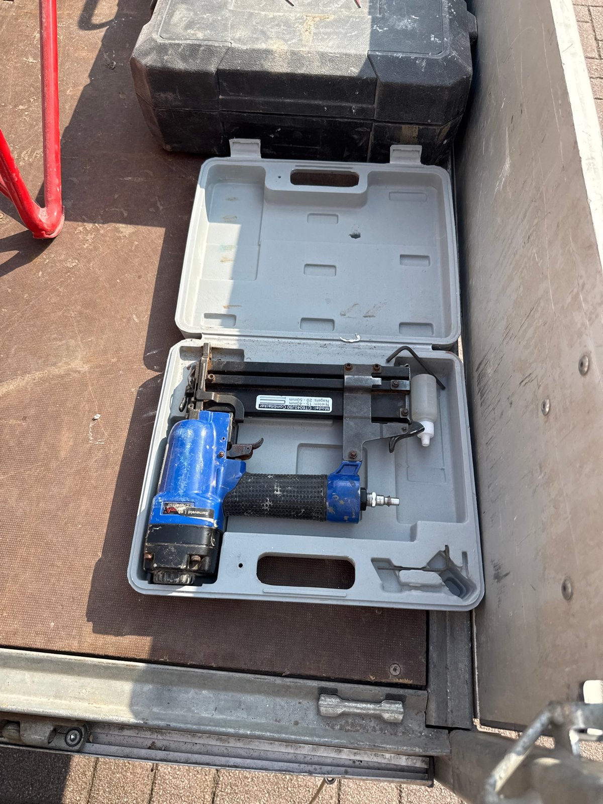 Pneumatische tacker/nietmachine in koffer, Ophalen, Gebruikt, Tacker/nietmachine, Overige merken