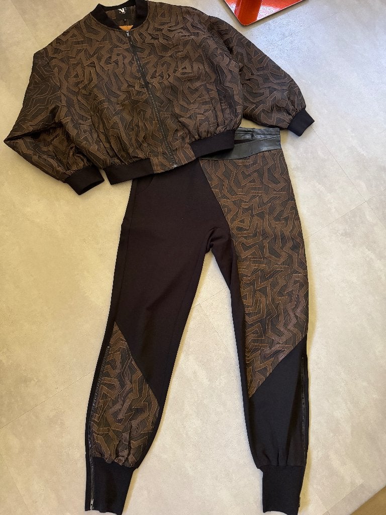 NÜ Denmark Pak, Broek met jasje, Kleding | Dames, Kostuum of Pak, Zwart, Maat 42/44 (L), Ophalen of Verzenden