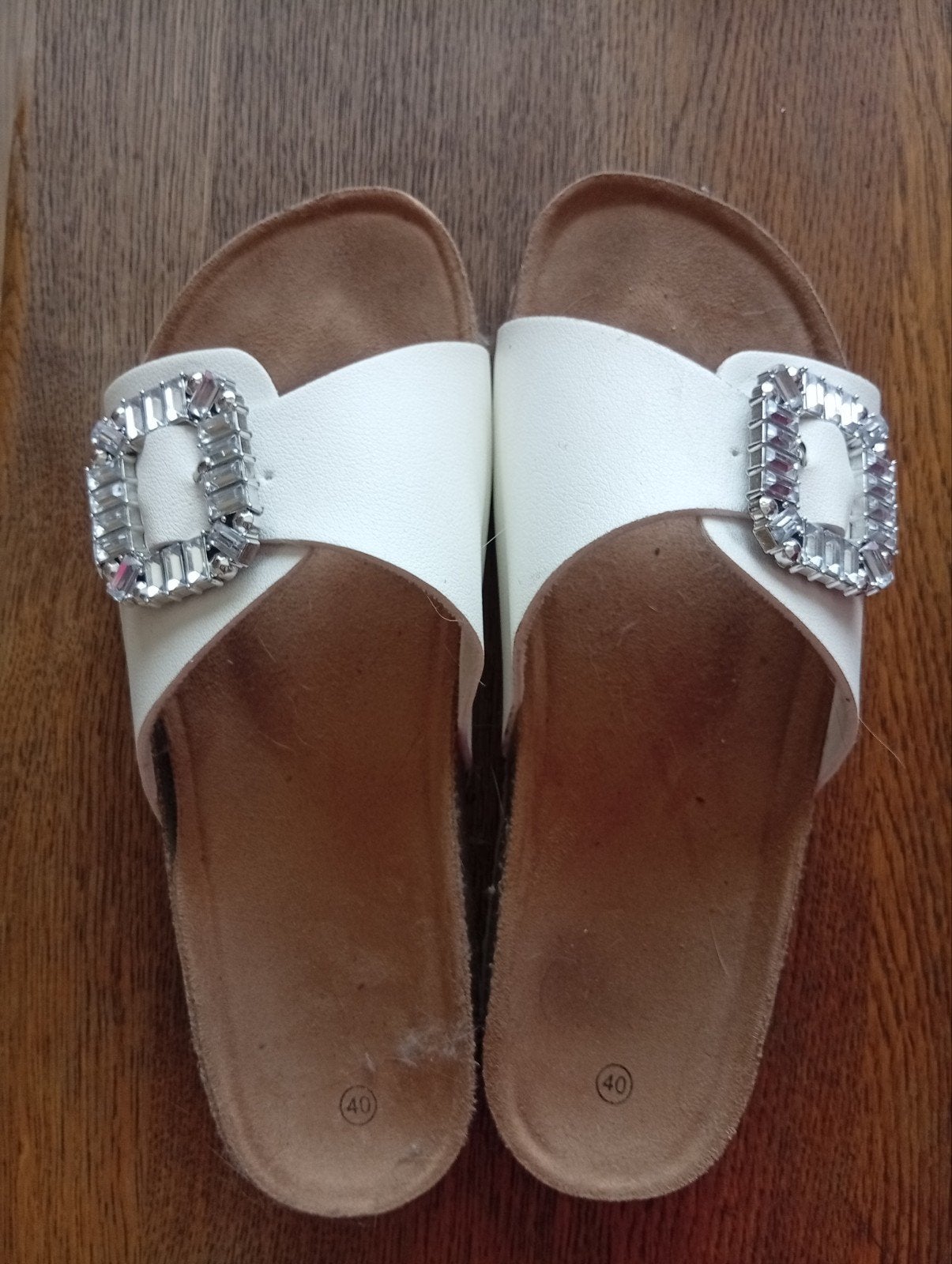 Witte slippers met strass gesp - Maat 40, Kleding | Dames, Ophalen, Gedragen, Wit, Slippers