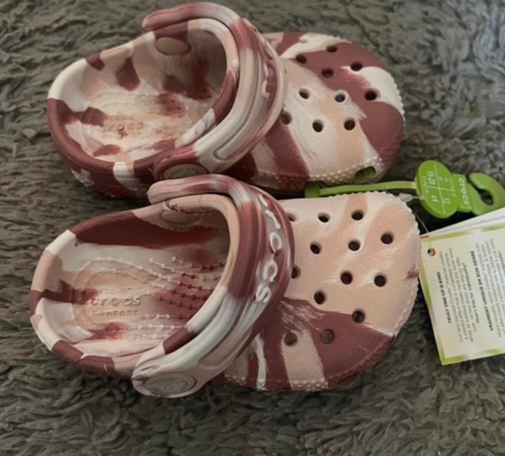NIEUW, stoer gemêleerde Crocs Marble, maat EU 19-20, Meisje, Overige typen, Nieuw, Ophalen of Verzenden